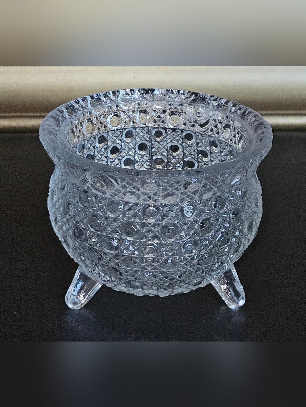 Vintage LE Smith 3-footed Cauldron Kettle featuring the Daisy & Button Pattern